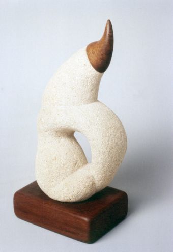 "L‘inversion du 9" Sculpture en pierre de Bibemus, bois de méranti