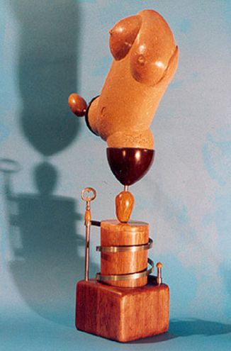 "La poupée de Pompeï" Sculpture en pierre réfractaire, noix de coco, bois d‘olivier,bois de méranti, métal, clef