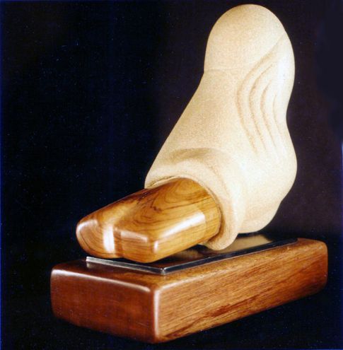 " Le pied-phallus" Sculpture en pierre et bois; grès; ardoise; bois d‘olivier; bois de méranti 